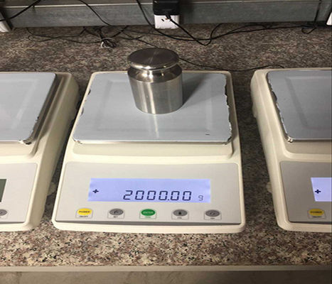 Elektronische Präzision, die Balancen wiegt